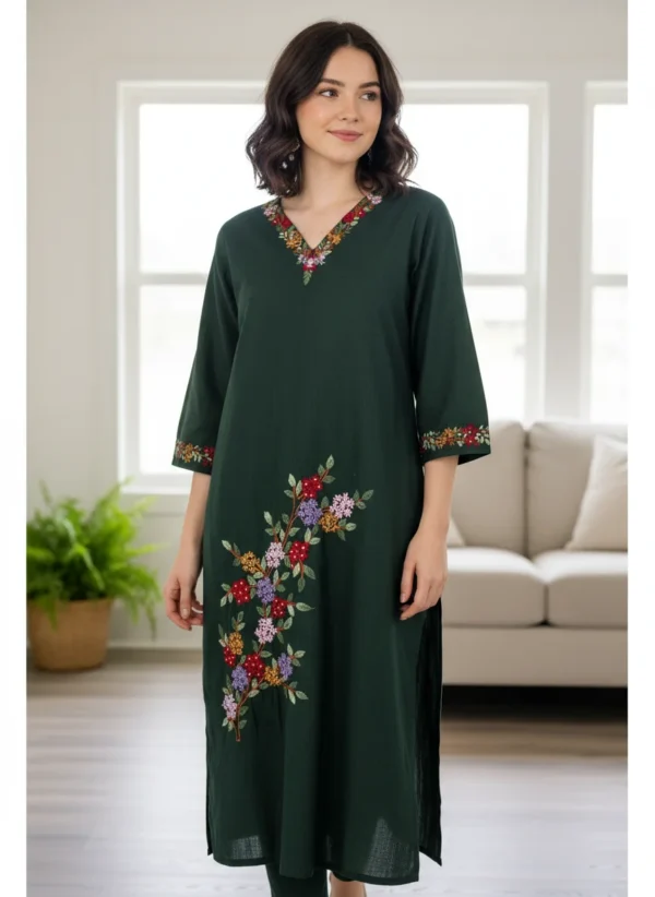 Maa N Mee Emerald Green Floral Embroidered Kurta - Image 2