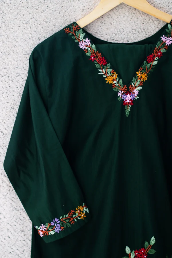 Maa N Mee Emerald Green Floral Embroidered Kurta - Image 3