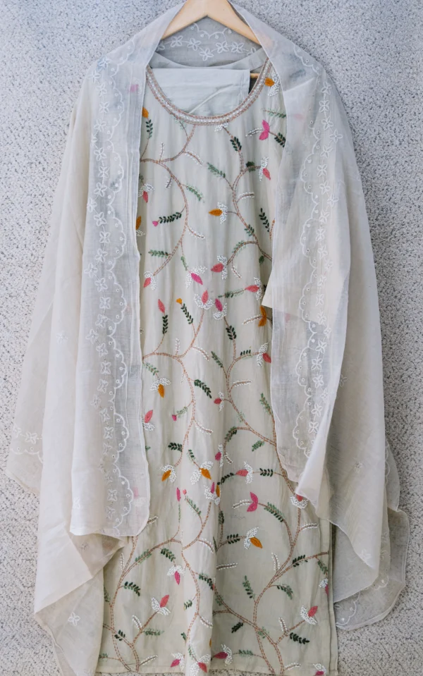 Maa N Mee Off-White Floral Vine Embroidered Kurta Set - Image 2