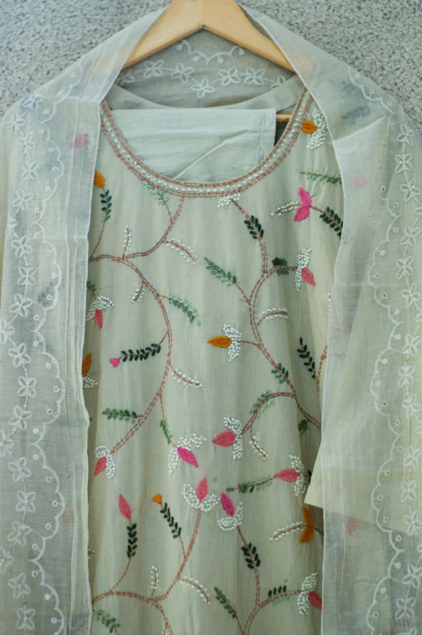 Maa N Mee Off-White Floral Vine Embroidered Kurta Set - Image 3