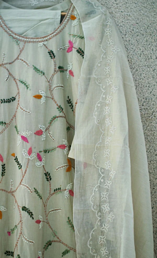 Maa N Mee Off-White Floral Vine Embroidered Kurta Set - Image 4