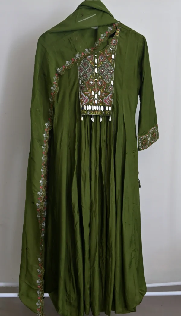 Maa N Mee Olive Green Anarkali Kurta Set - Image 4