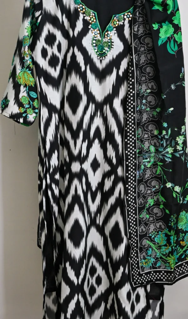 Maa N Mee Black & Green Ikat Printed Kurti with Dupatta - Image 2