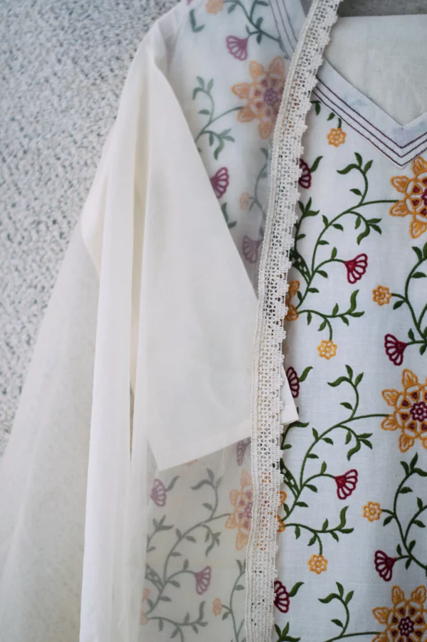 Maa N Mee White Floral & Butterfly Embroidered Kurta Set - Image 4
