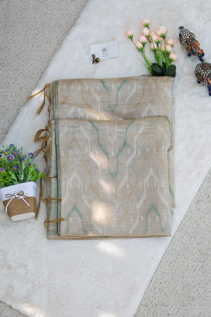 Elegant Ivory and Green Handwoven Jamdani Saree