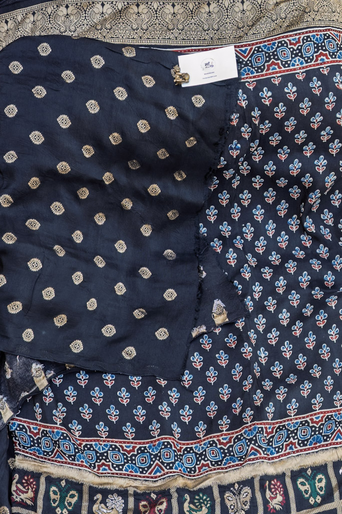 Classic Black Dola Silk Saree with Antique Zari Border and Pallu - Image 4
