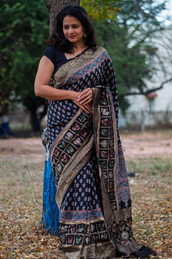 Classic Black Dola Silk Saree with Antique Zari Border and Pallu - Image 2